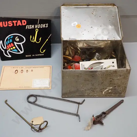 tin box of fishing lures and weights and assorted other fishing or fly tying items - tin H-100 W-170 D-120