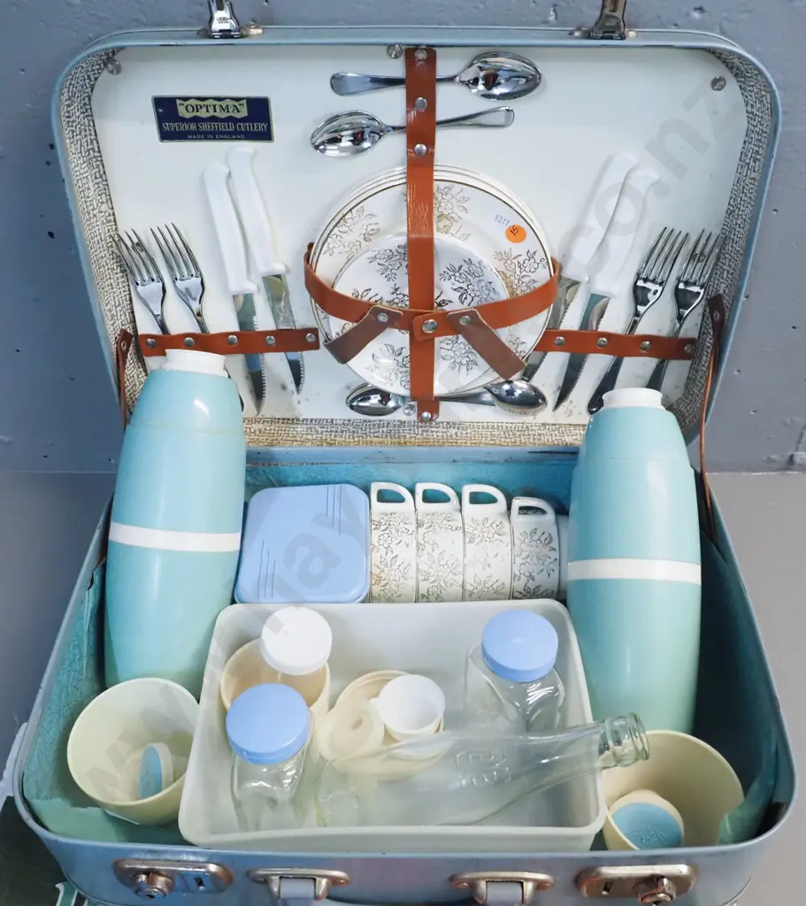vintage Optima English picnic set with flasks, 4-place china cups & plates, cutlery, various containers - some wear to Image 1++