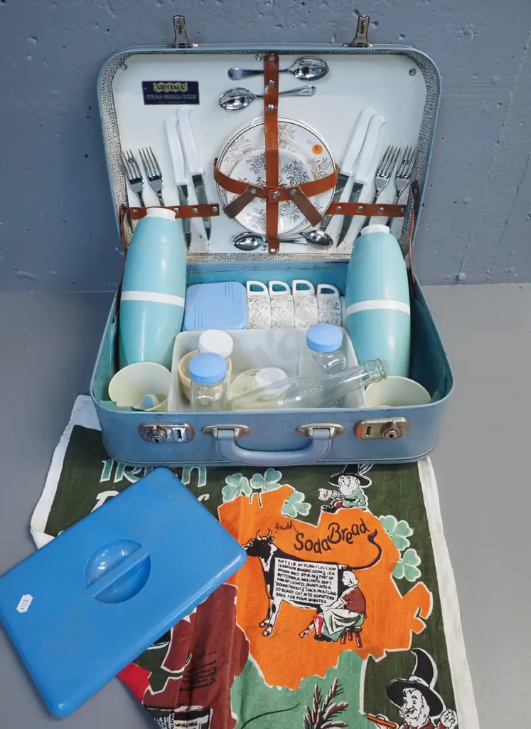 vintage Optima English picnic set with flasks, 4-place china cups & plates, cutlery, various containers - some wear to Image 1++