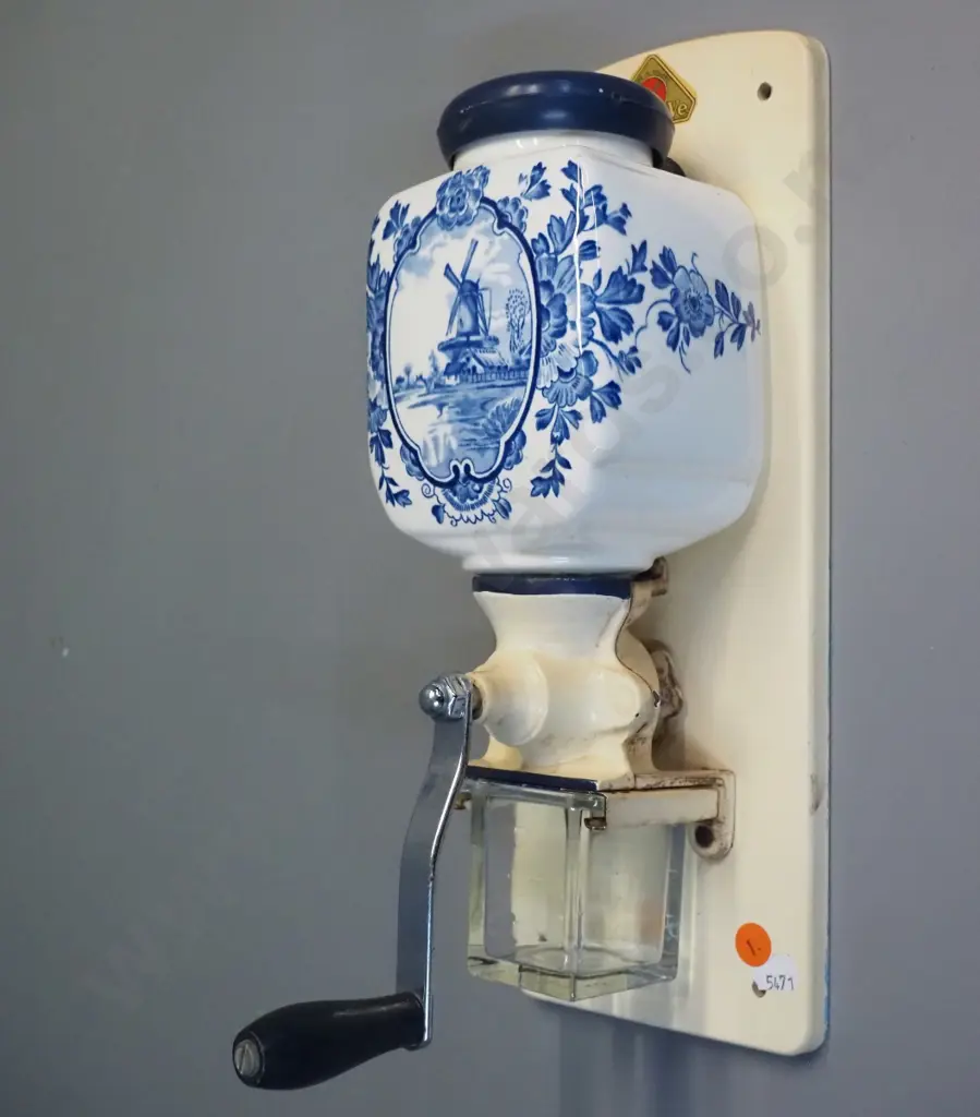 De Ve Dutch Delft pattern wall-mount coffee grinder - some corrosion to metal fittings H-330 W-130 Image 1++