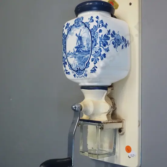 De Ve Dutch Delft pattern wall-mount coffee grinder - some corrosion to metal fittings H-330 W-130