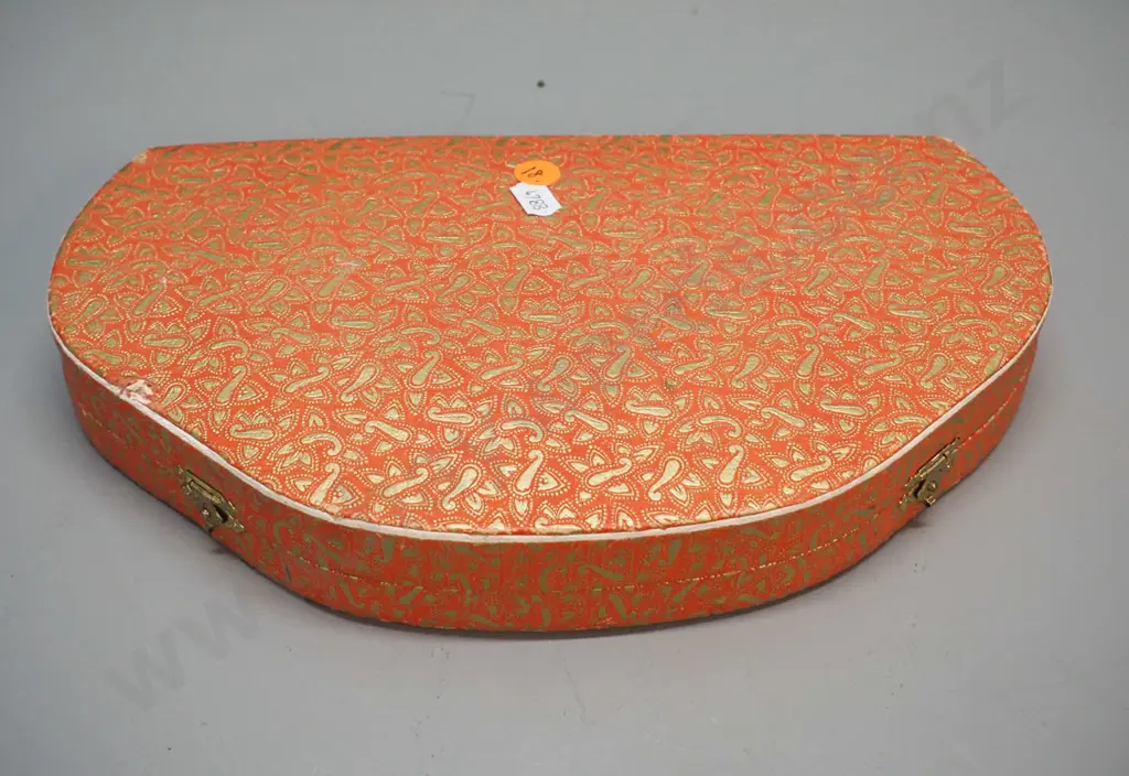 vintage manicure set with mirror in lid, velvet & satin lining, corrosion to some items W-290 D-165 Image 1++