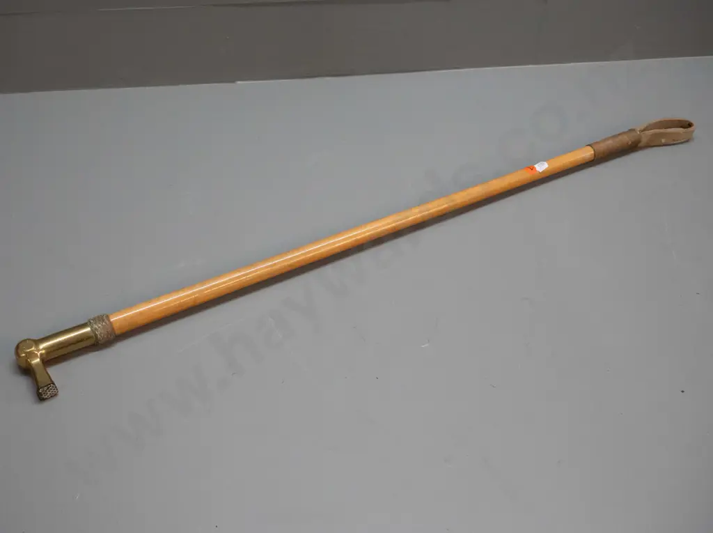 hammer-head riding crop with timber stem, leather strap, brass head L-820 Image 1++