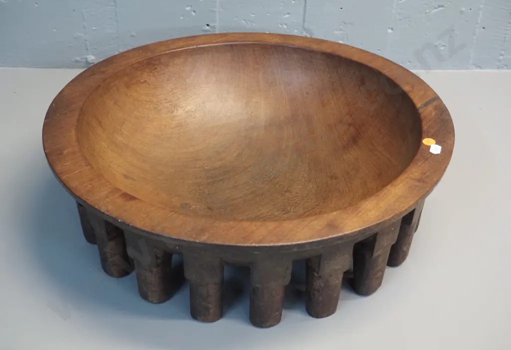 Samoan large carved timber kava bowl H-140 Diameter 465 Image 1++