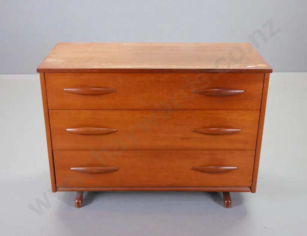 mid-century mahogany 3-drawer chest with shaped wooden handles, ski style legs - polish needs attention H670 W910 D420 Image 1++