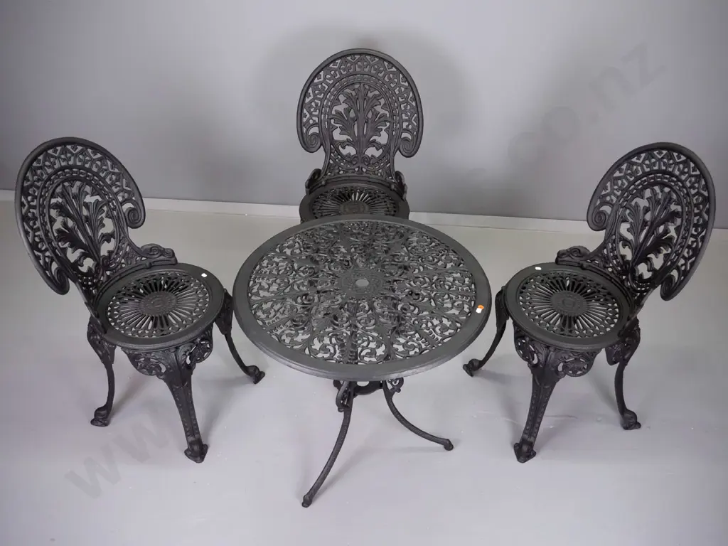 Victorian style cast iron outdoor table and 3 chairs - table H-650 D-650 Image 1++