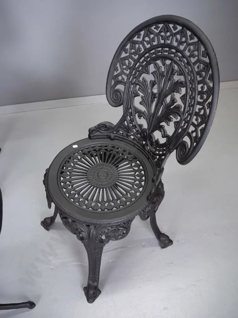 Victorian style cast iron outdoor table and 3 chairs - table H-650 D-650 Image 1++