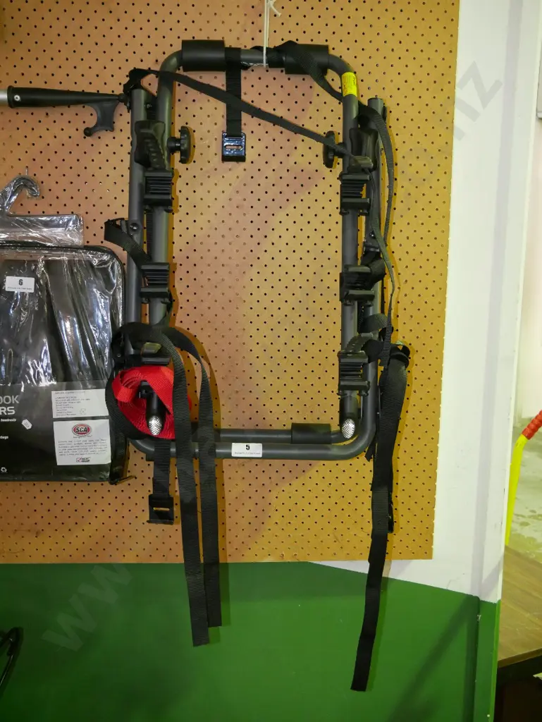 hatchback mounted 3 bike - bike rack Image 1++