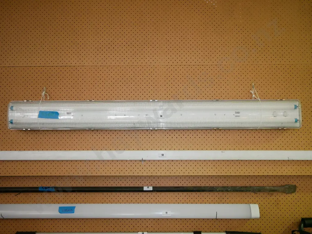 twin bulb fluorescent light fiitng Image 1++