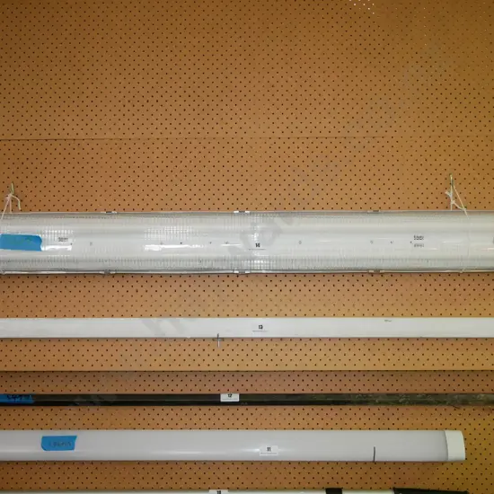 twin bulb fluorescent light fiitng