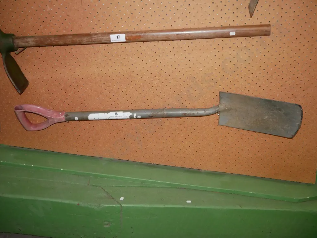 metal handled spade Image 1++