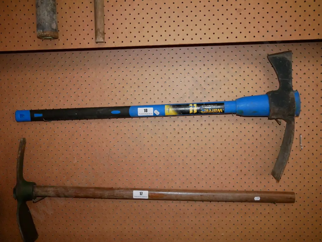 plastic handled mattock Image 1++