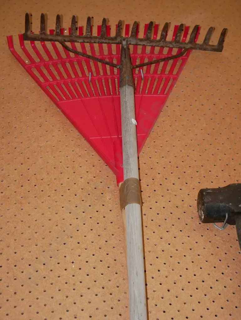 leaf rake, garden rake Image 1++