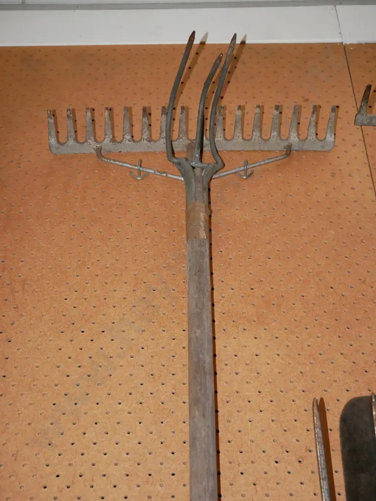 garden rake, cultivator Image 1++