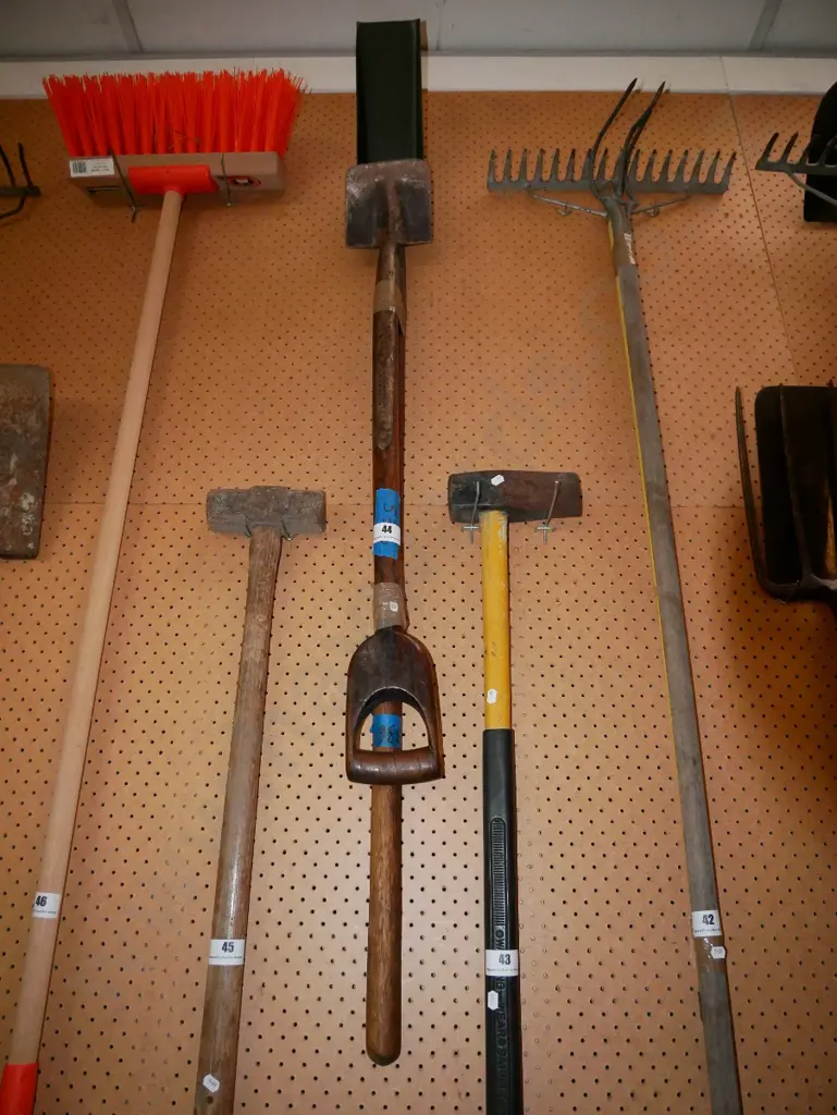 trenching shovel, vinatge wooden handled spade Image 1++