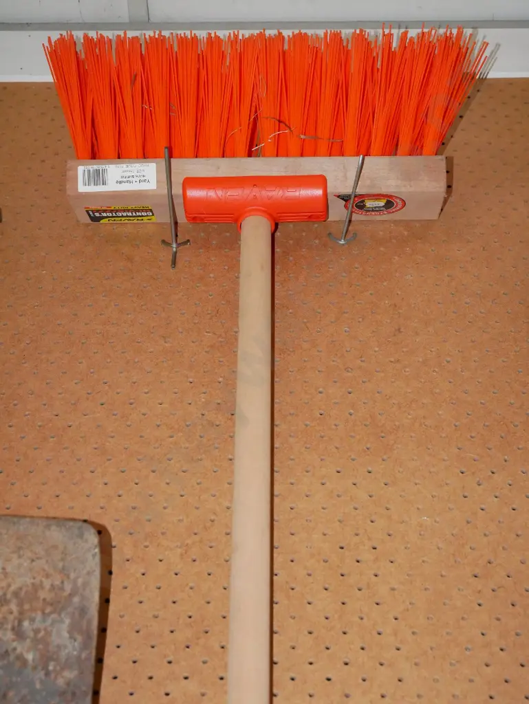 as-new Raven yard broom Image 1++