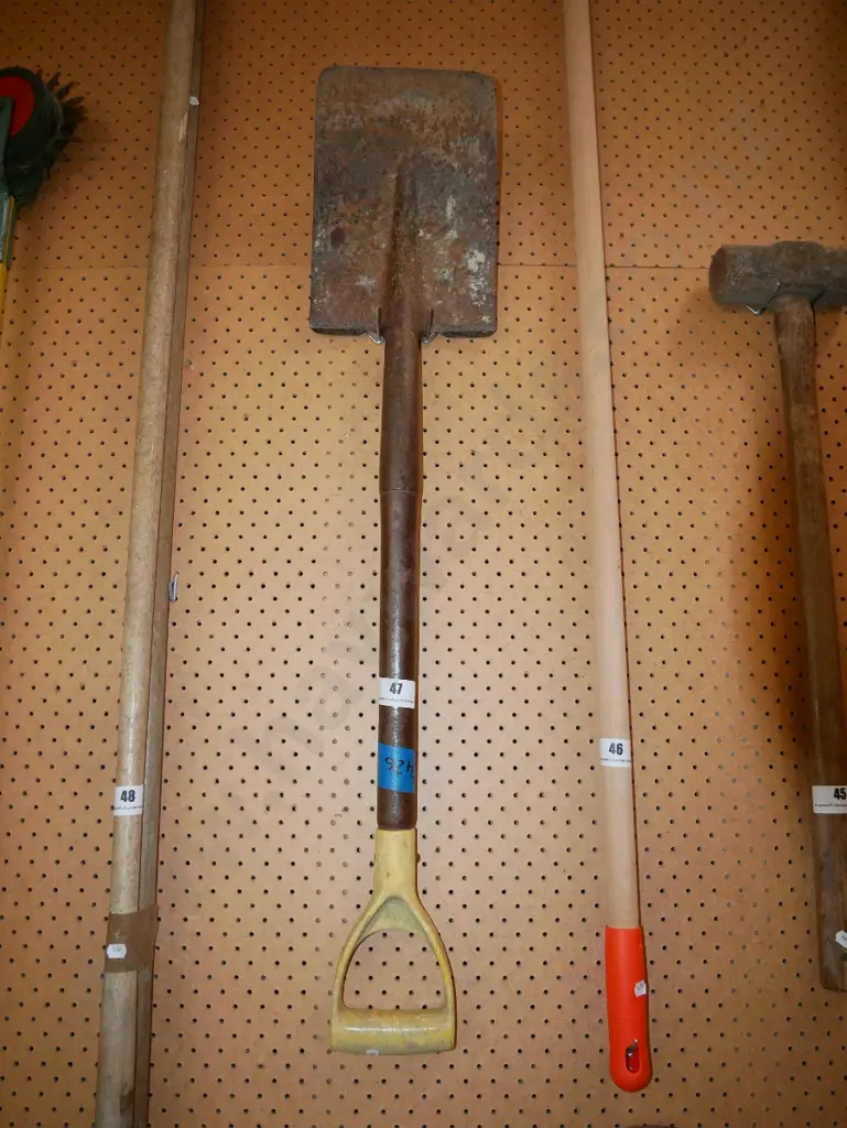 metal handled spade Image 1++