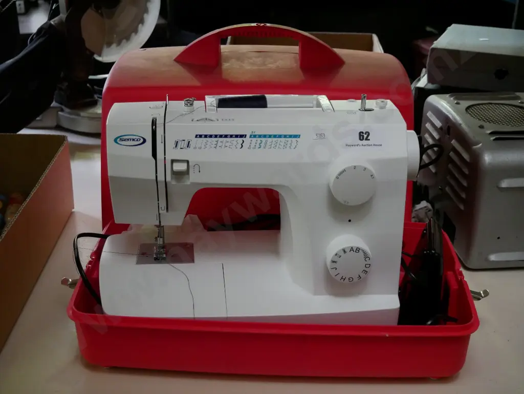 Semco sewing machine in plastic carry case Image 1++
