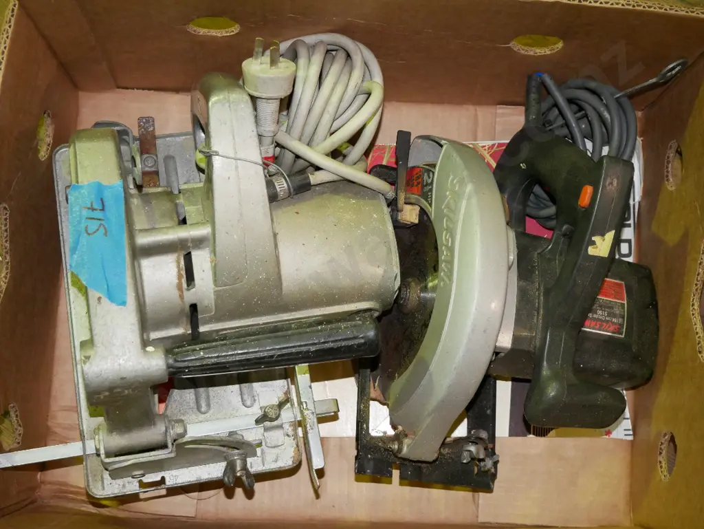 box; 2x skilsaws Image 1++
