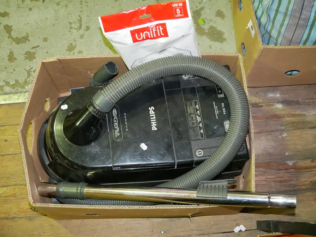 box; Philips vacuum cleaner and accessories Image 1++