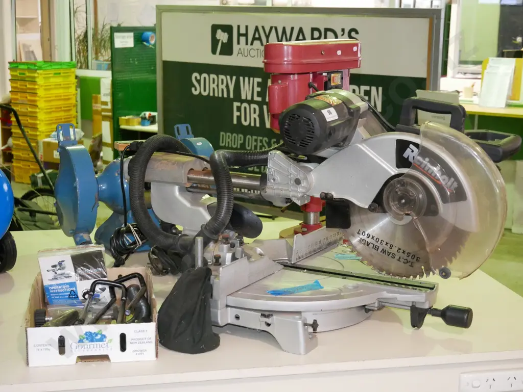 Reinholt compound mitre saw and box of accessories Image 1++