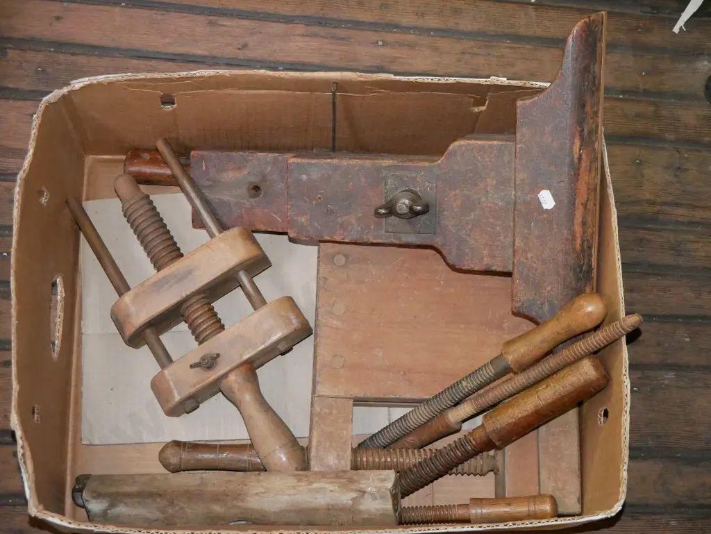 box; vintage wooden vices Image 1++