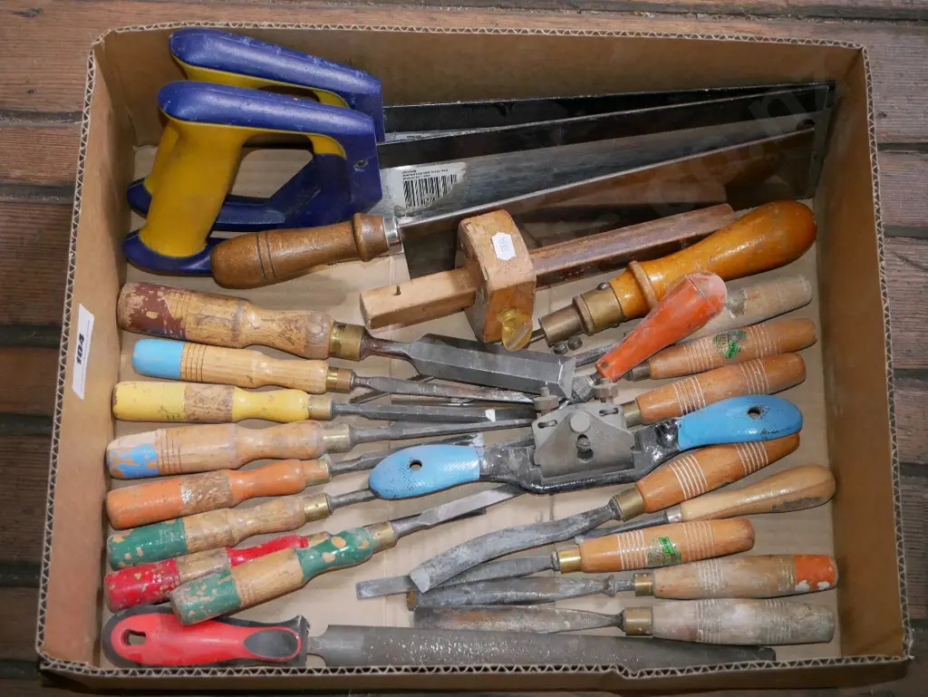 box; chisels, marker gauges, hand saws etc Image 1++