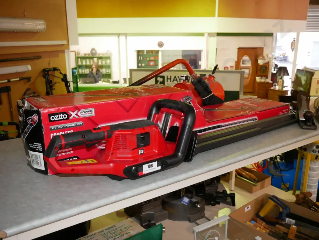 as-new Ozito hedge trimmers - no battery or charger Image 1++