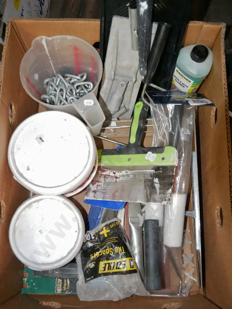 box; painting tools, grout, metal chain etc Image 1++