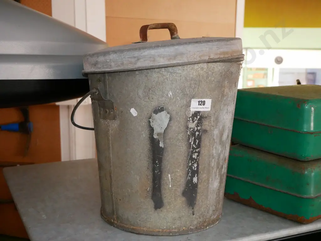 lidded ash can Image 1++