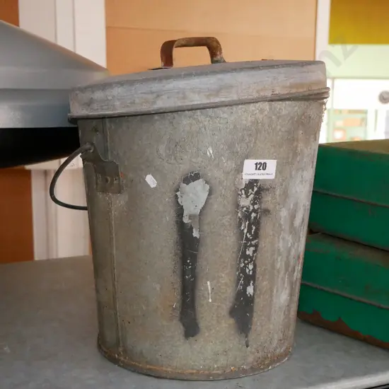 lidded ash can
