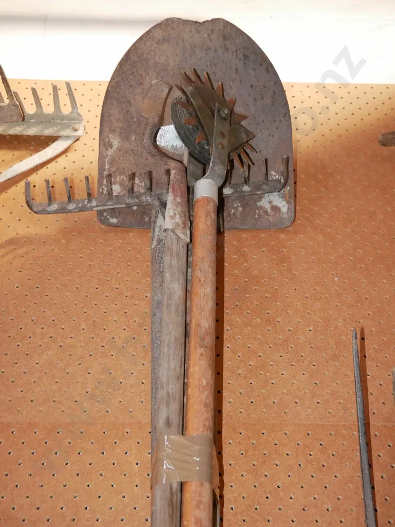 bundle of garden tools Image 1++