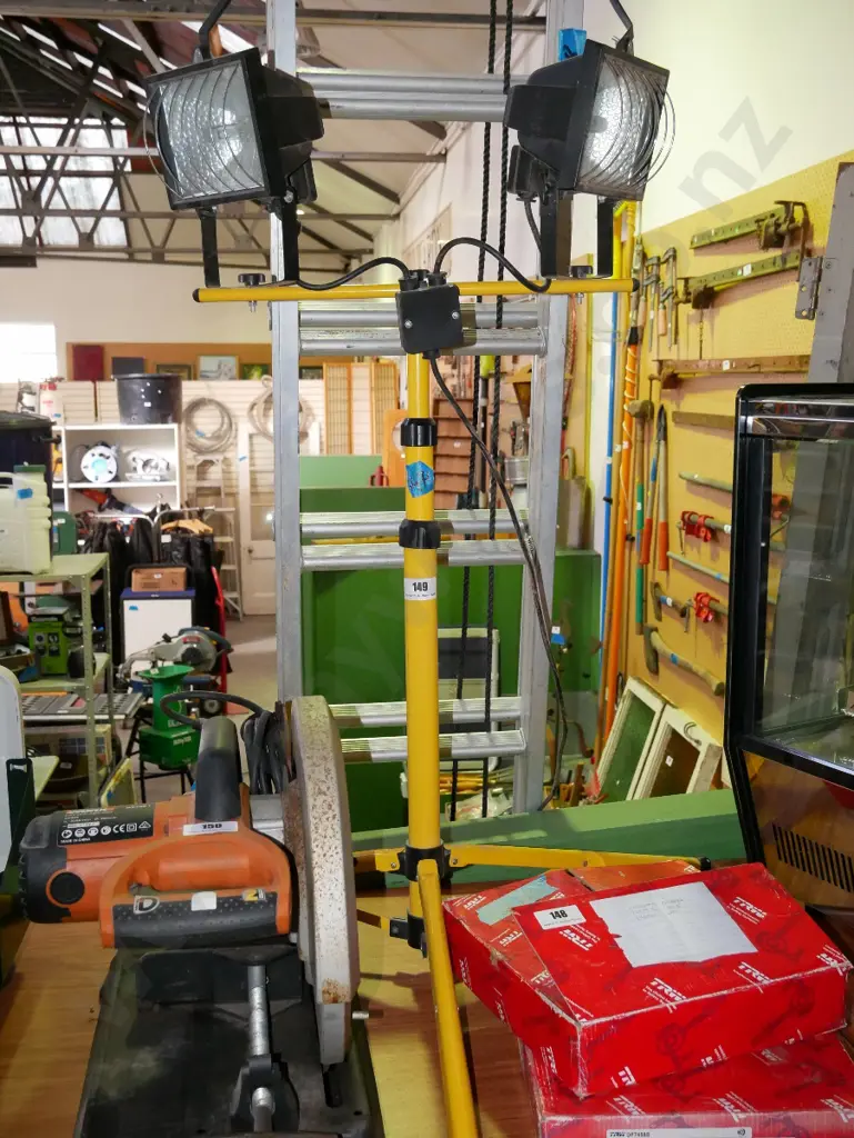 pair of halogen lights on stand Image 1++