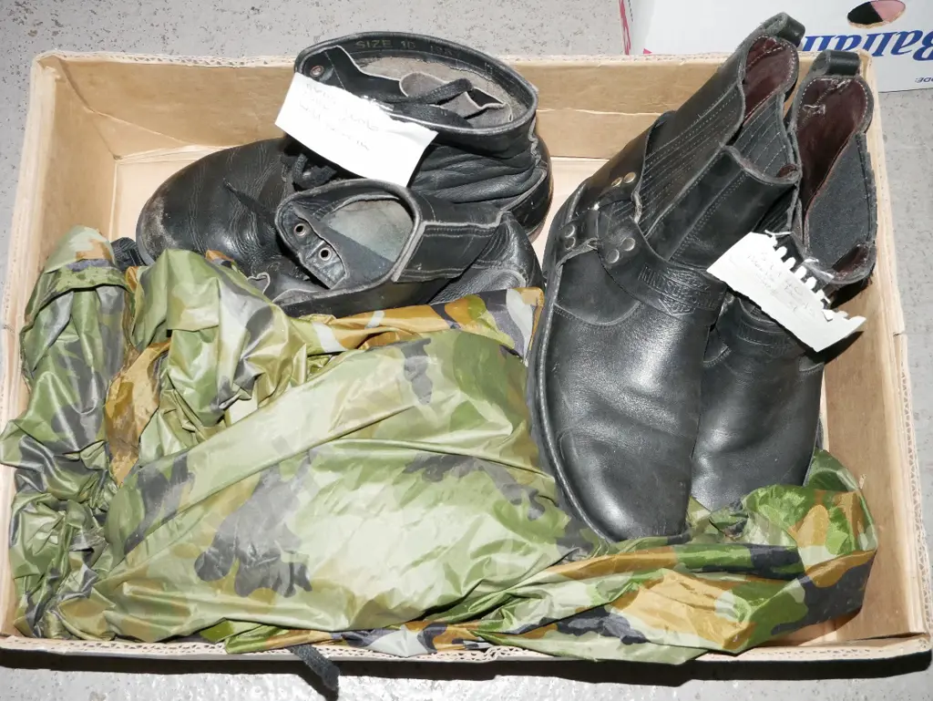 2 pairs of men's leather boots, camouflage motorcycle cover Image 1++