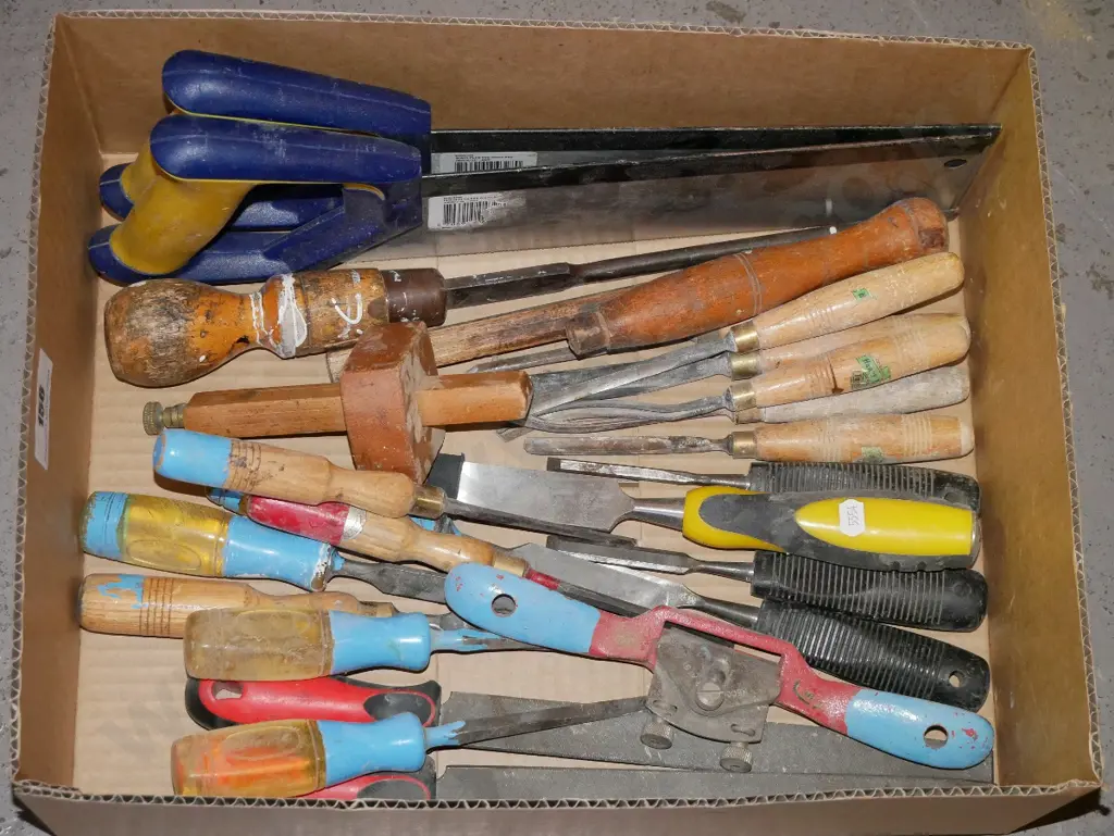 box; files, chisels, saws etc Image 1++