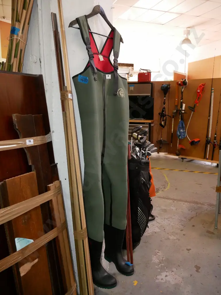 neoprene waders - size 7 Image 1++