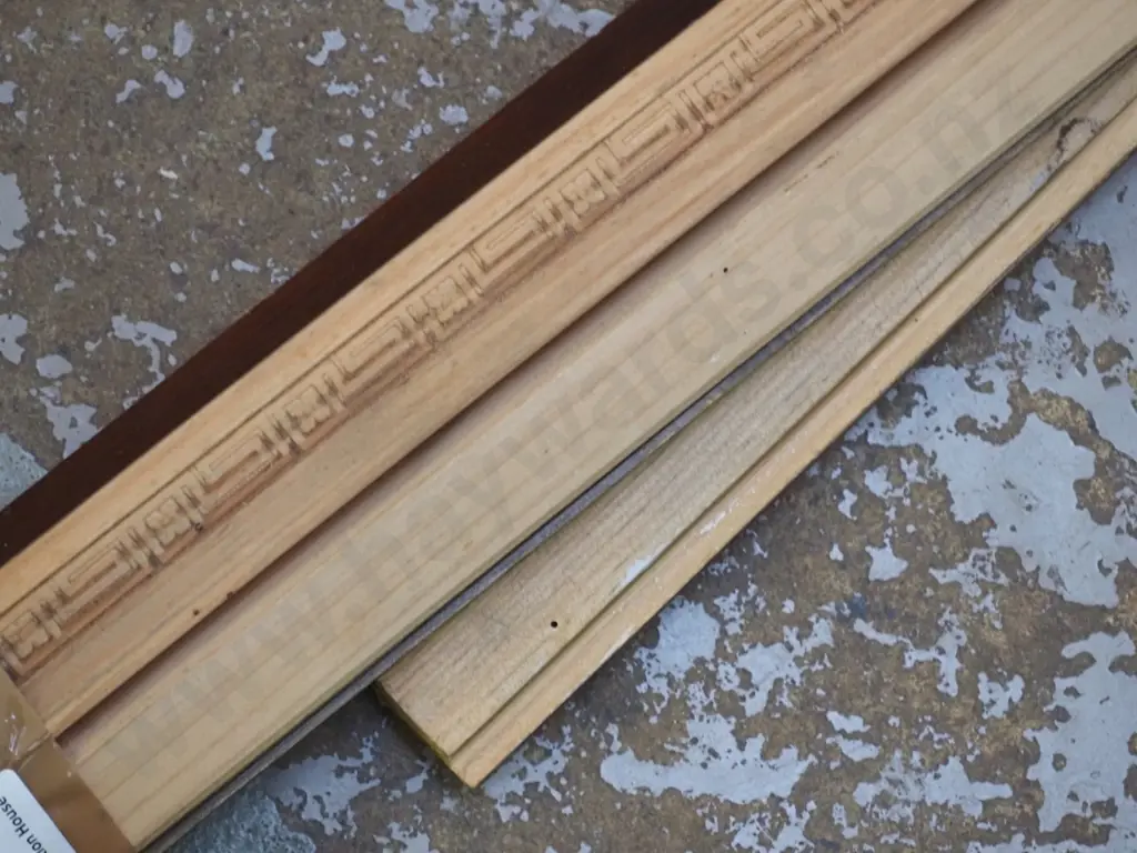 bundle of picture frame moulding Image 1++