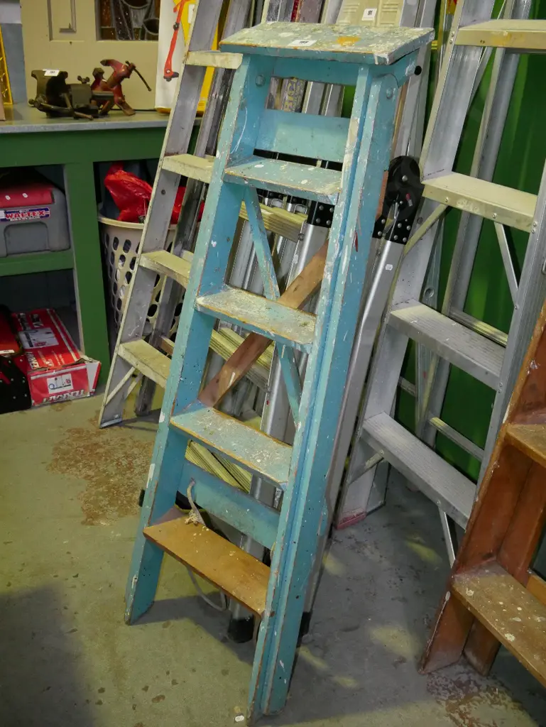 4 step wooden ladder Image 1++