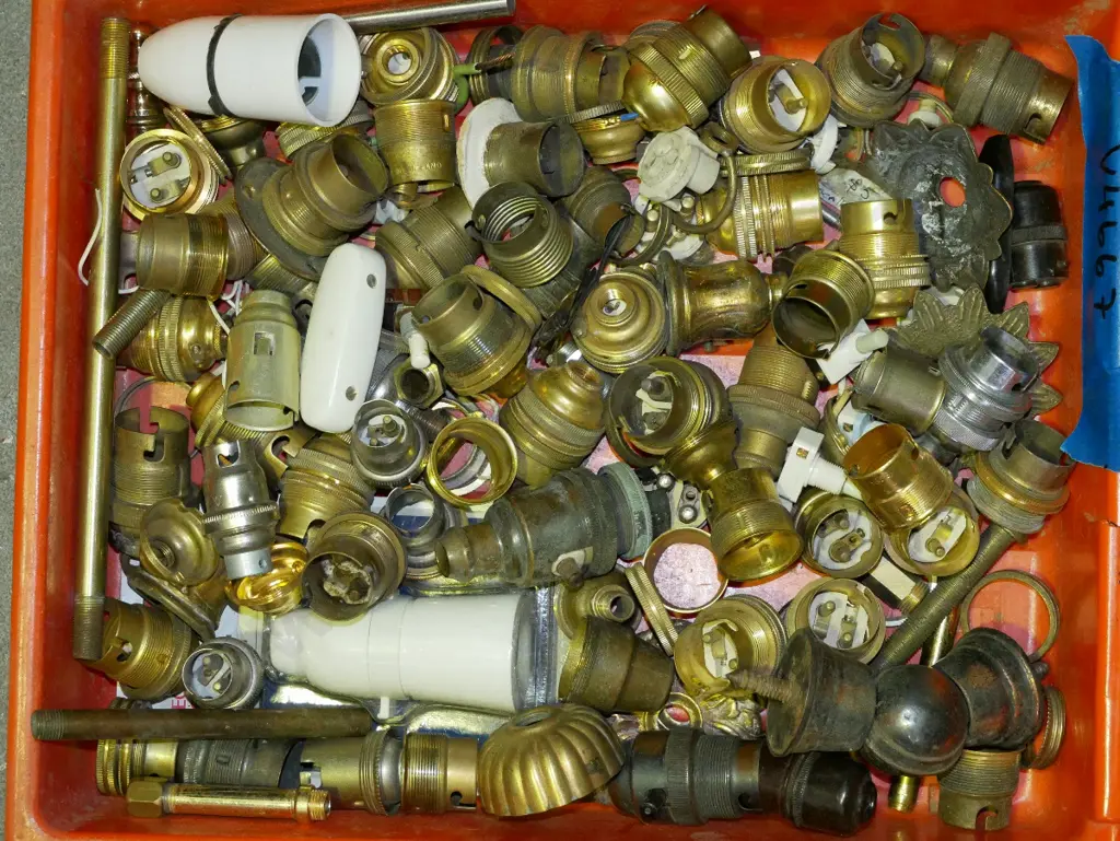 box; vintage lamp fitting Image 1++