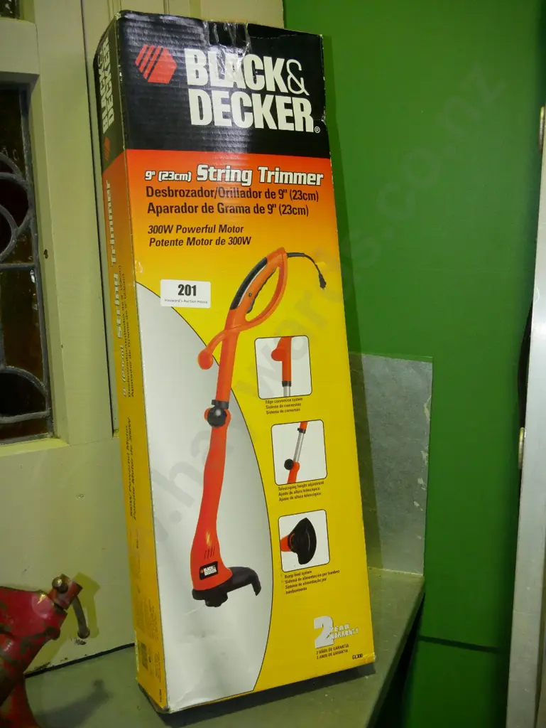 as-new boxed Black & Decker corded line trimmer Image 1++