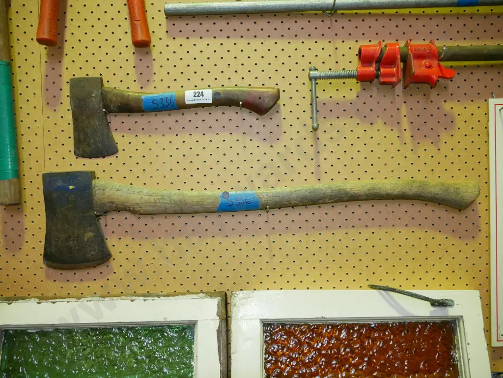 axe, hatchet - black dots Image 1++