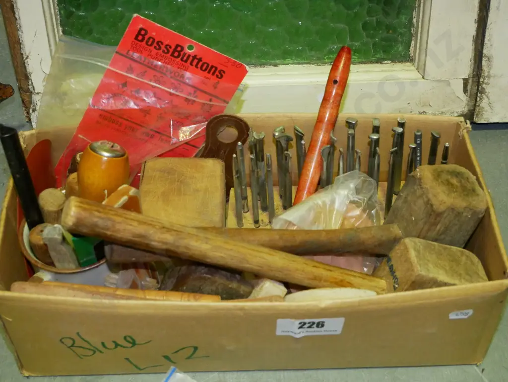 box; leather working tools Image 1++