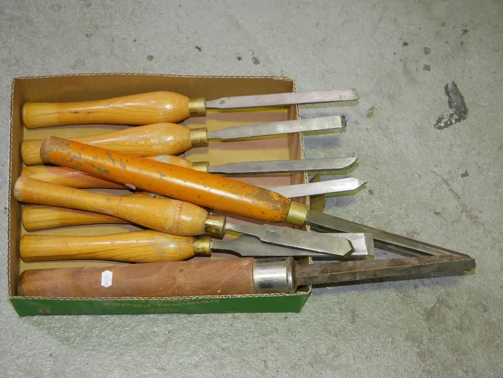 box of lather chisels Image 1++