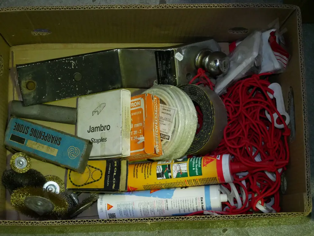 box; tow ball, cargo net, wire brushes etc Image 1++