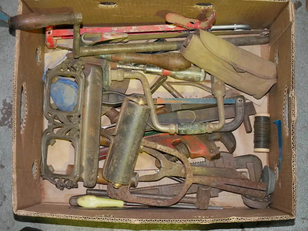 box; rusty tools etc Image 1++