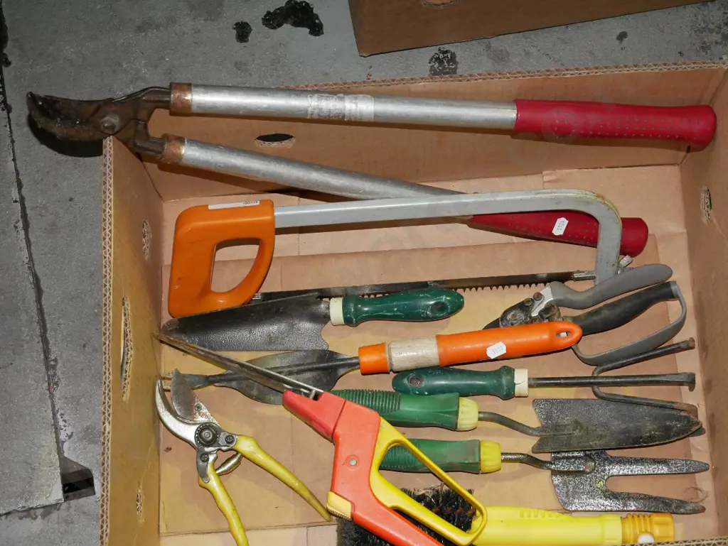 box; gardening tools Image 1++