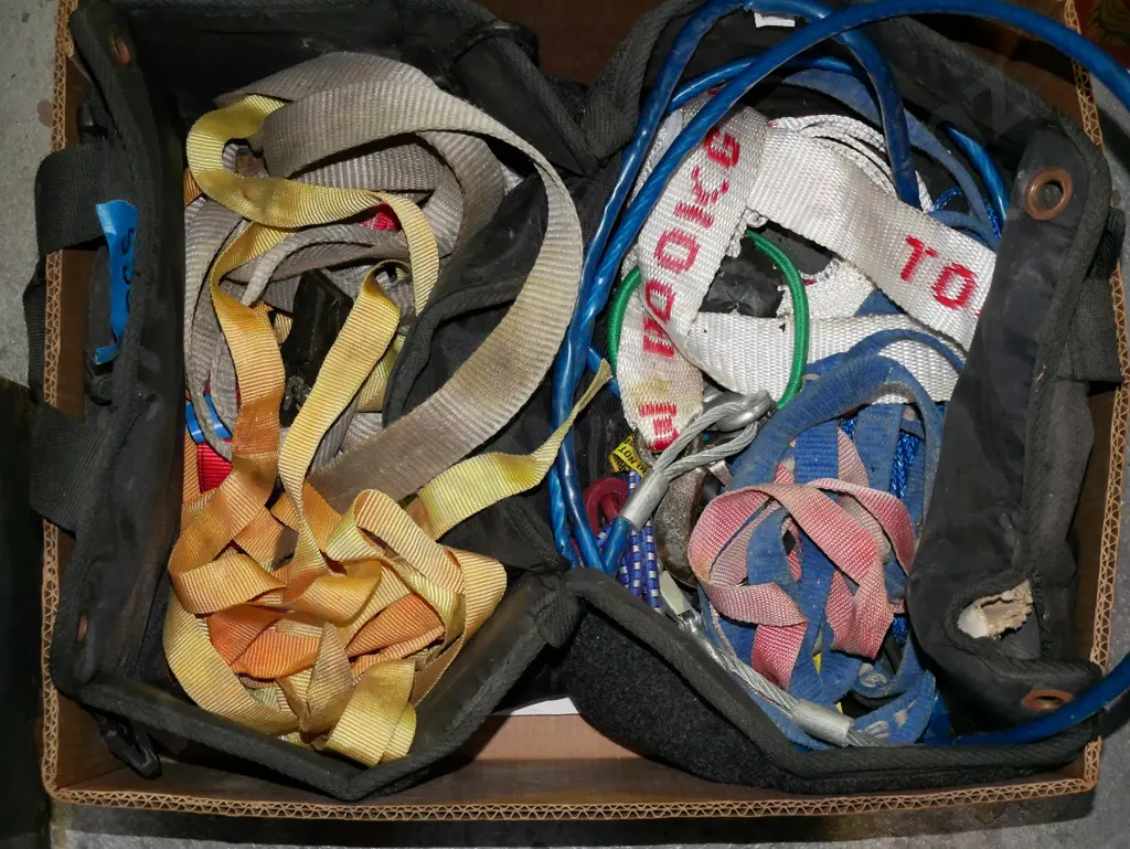 box; load strops, tie downs Image 1++