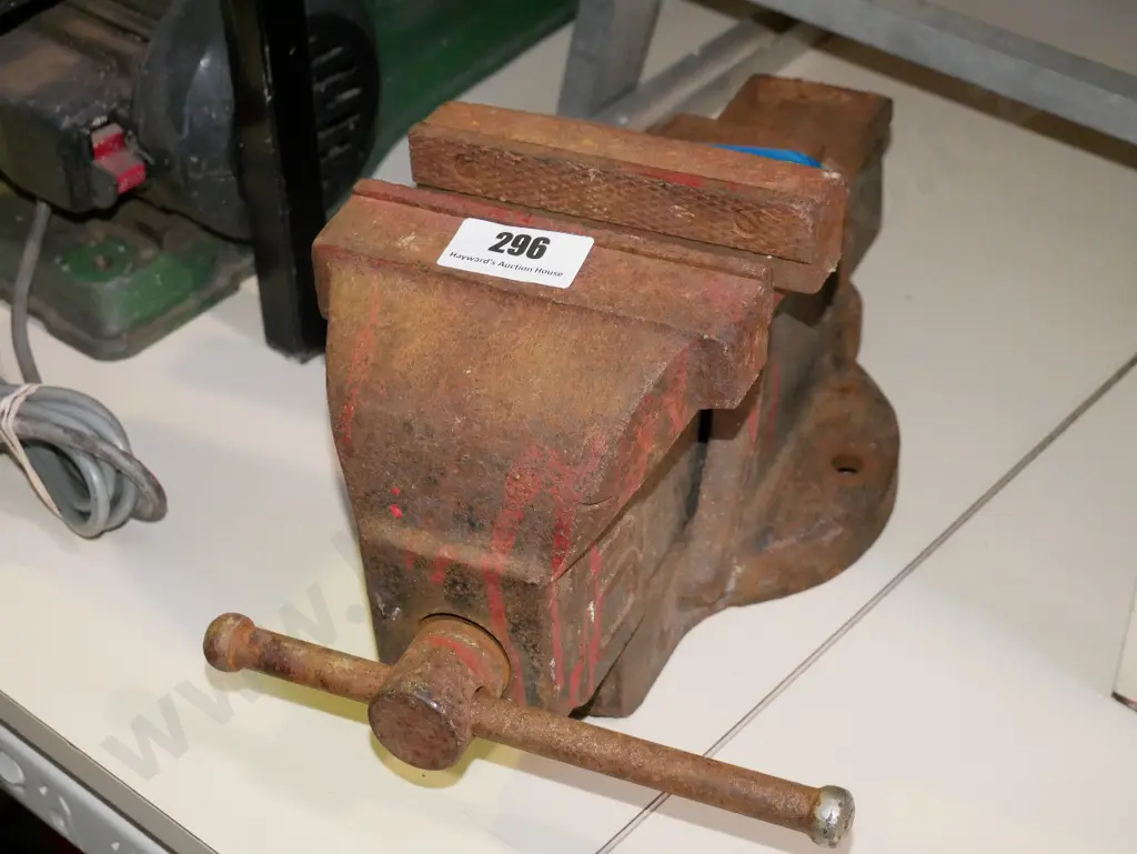 rusty 155mm engineer's vice Image 1++