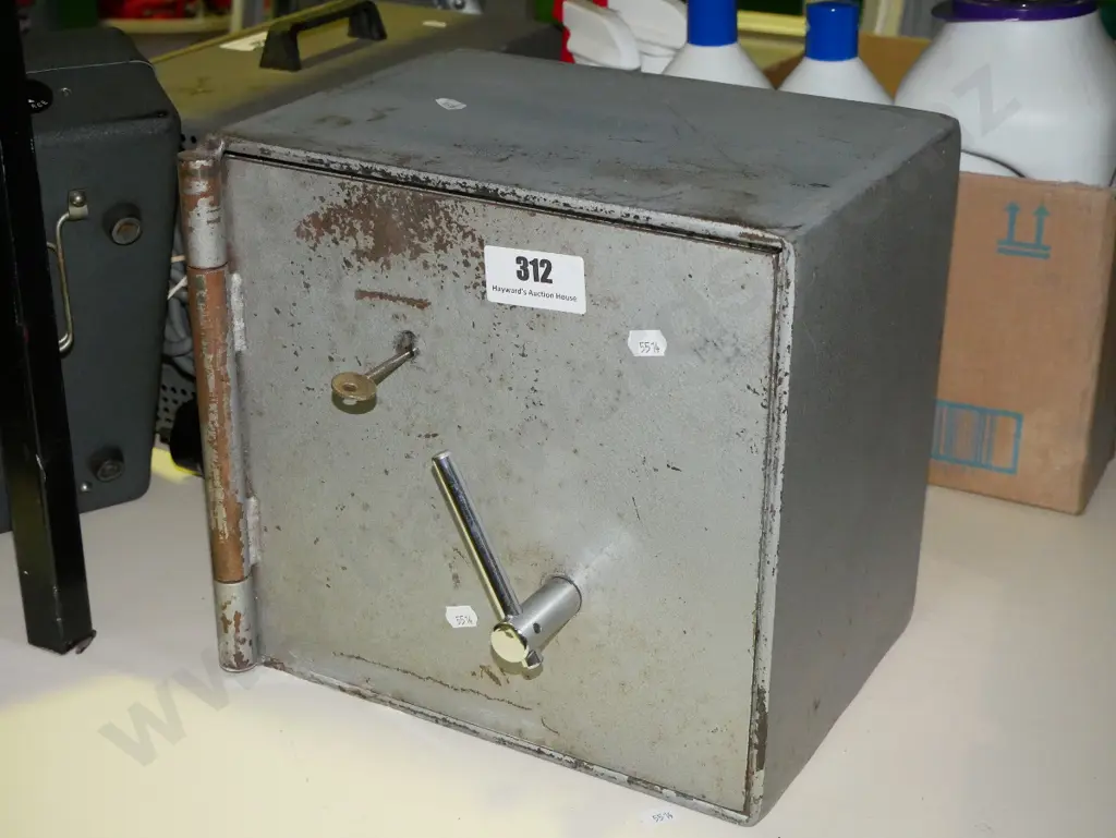 lockable heavy duty safe H-280 W-300 D-210 key in office Image 1++