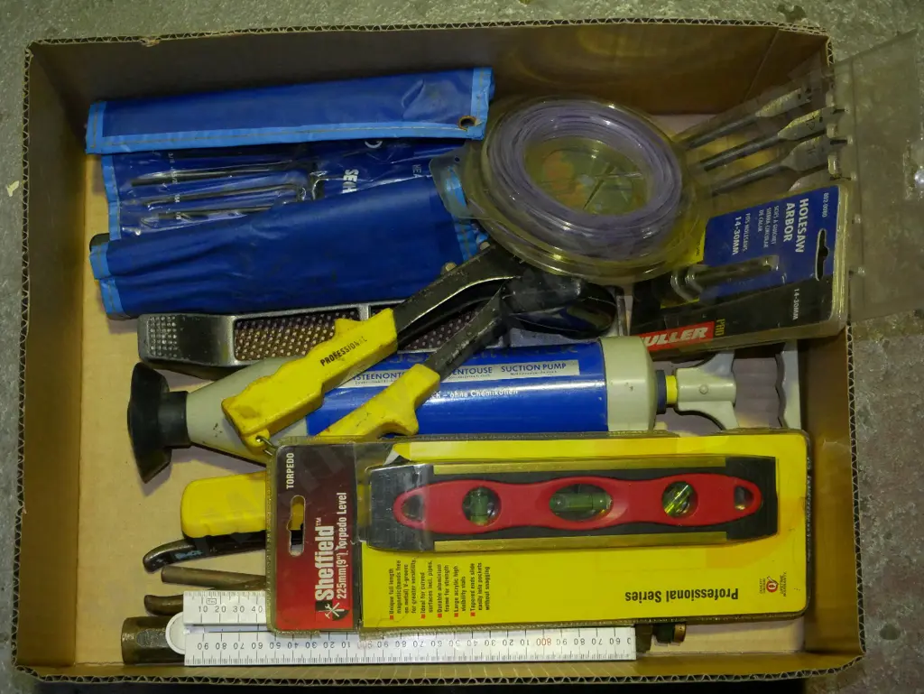 box; builder's rule, tin snips, level etc Image 1++
